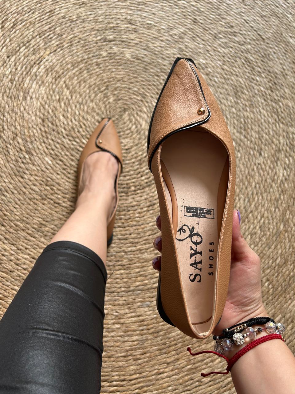 Baleta punta fina camel con botón dorado - SAYO Shoes