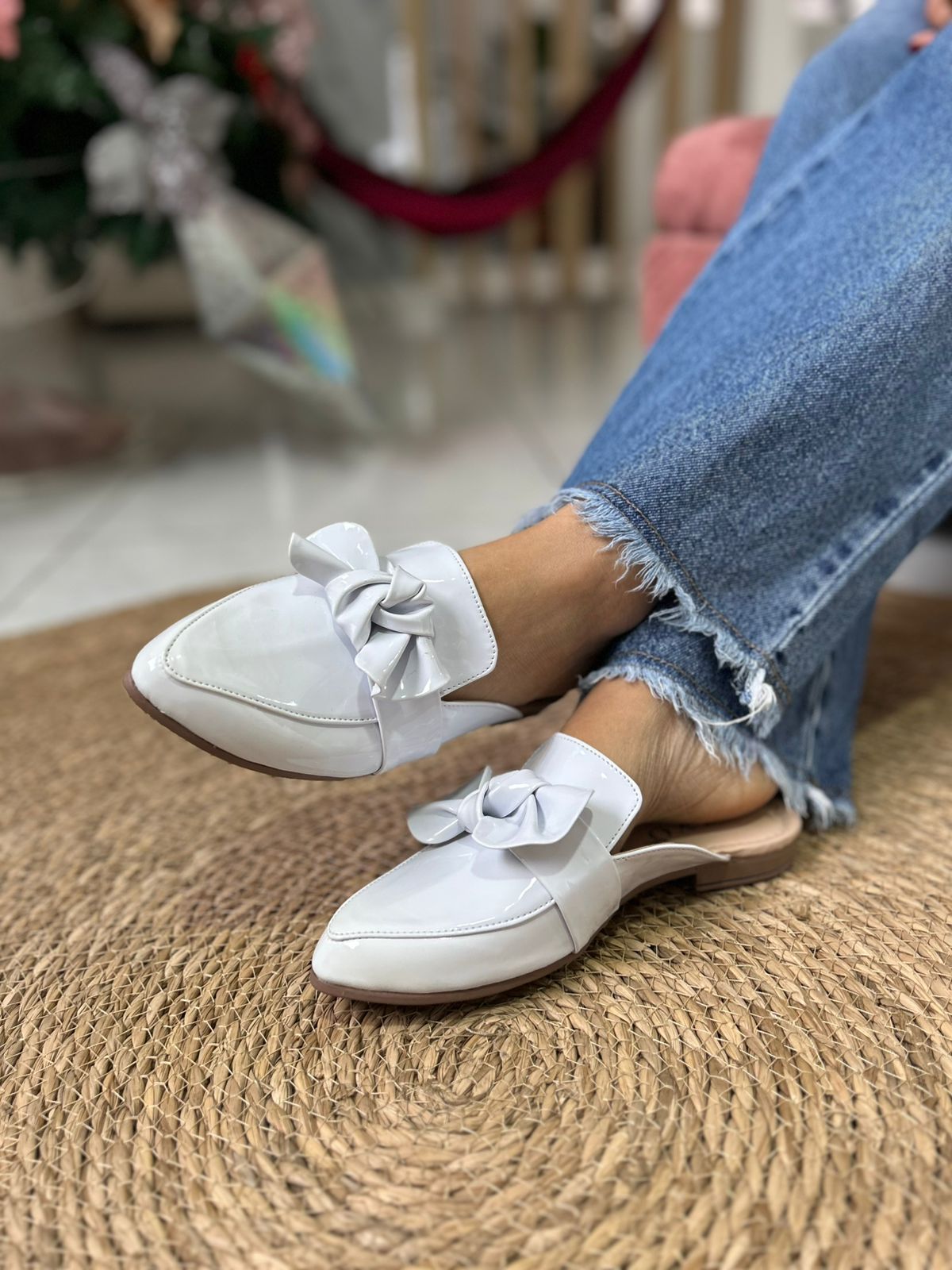 Mule, zueco charol blanco con moño grande - SAYO Shoes