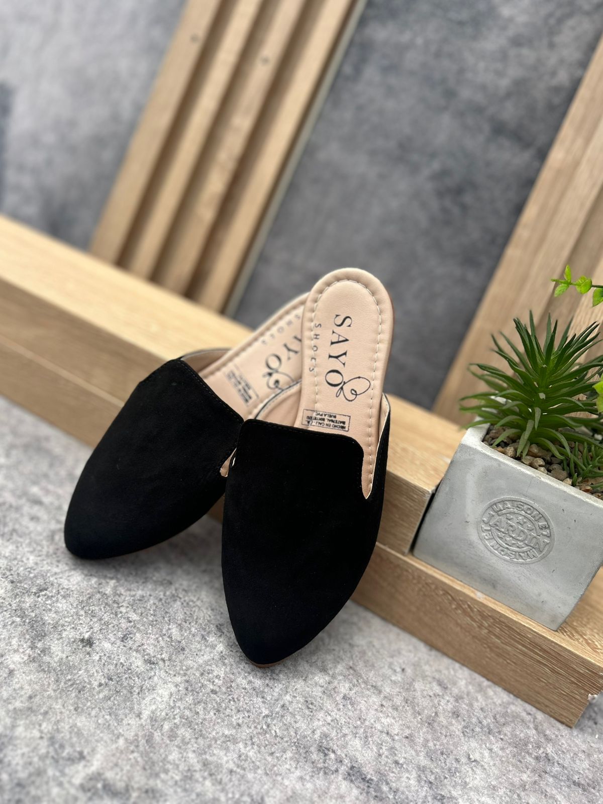 Mules, zueco en gamuza punta cerrada