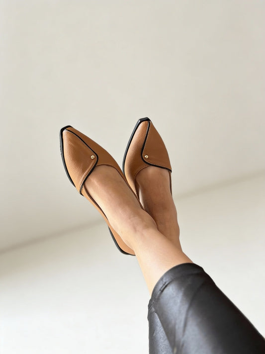 Baleta punta fina camel con botón dorado - SAYO Shoes