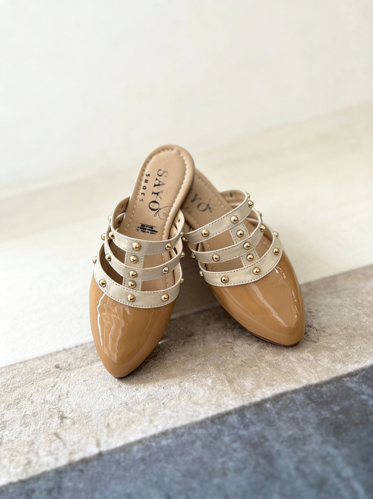 Zueco Dance, Baletas Mule Zueco en Charol con Tiras y Apliques Dorados