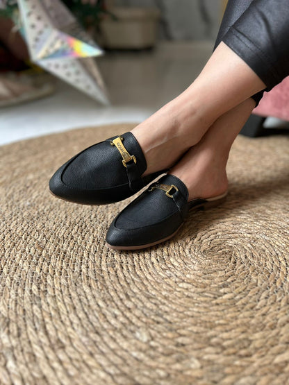Zuecos Lujo, Mules Negros Piel Sintética Hebilla Dorada - Punta Fina Elegante