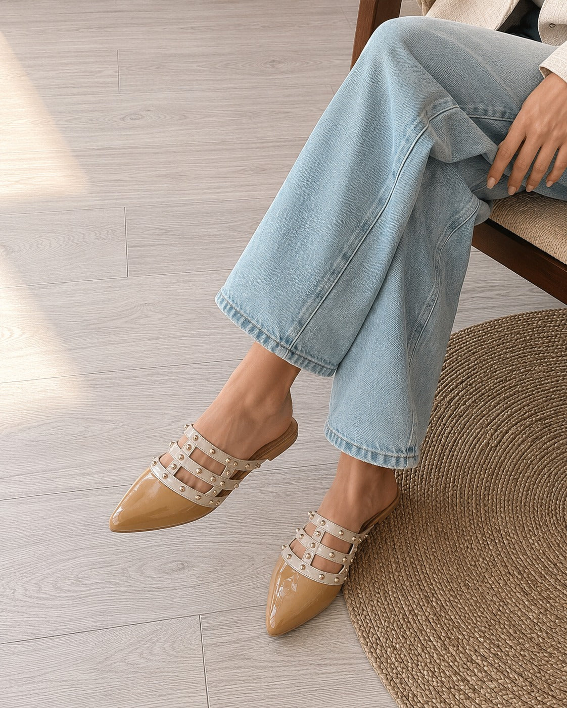 Zueco Dance, Baletas Mule Zueco en Charol con Tiras y Apliques Dorados