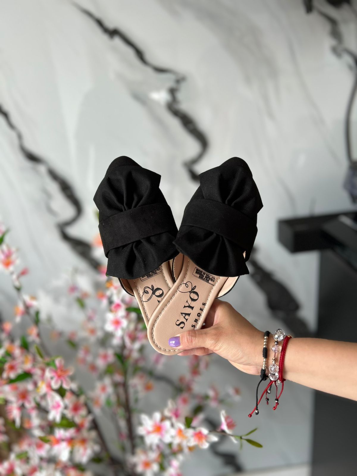 Zuecos esencia, Mules Negros con Moño Grande Punta Fina - Estilo Romántico