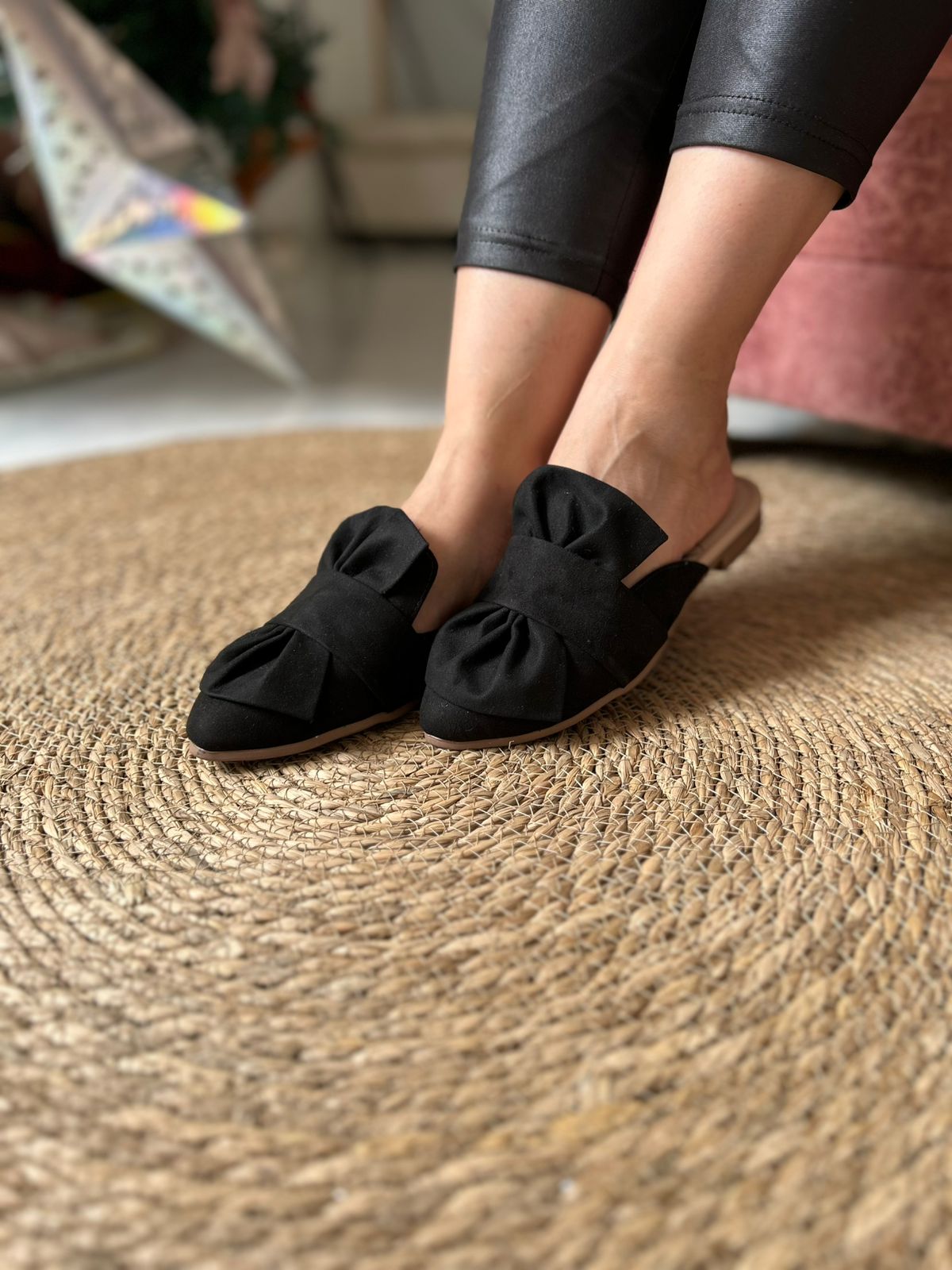 Zuecos esencia, Mules Negros con Moño Grande Punta Fina - Estilo Romántico